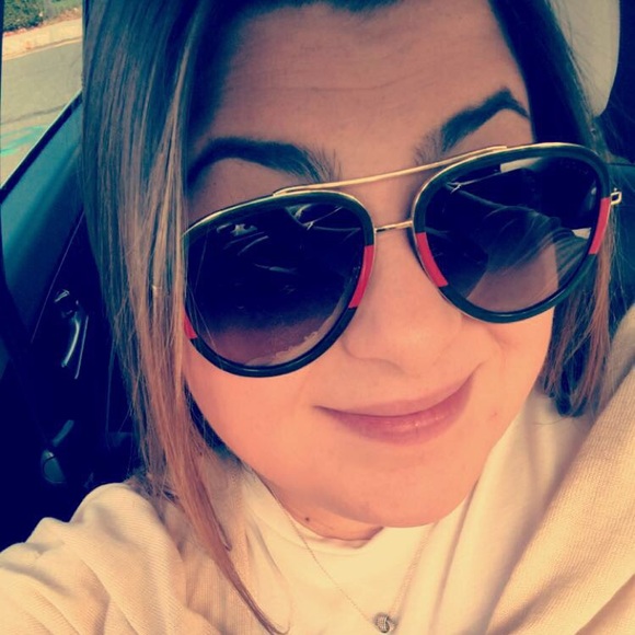 Meet your Posher, Laura - Picture 2 of 16